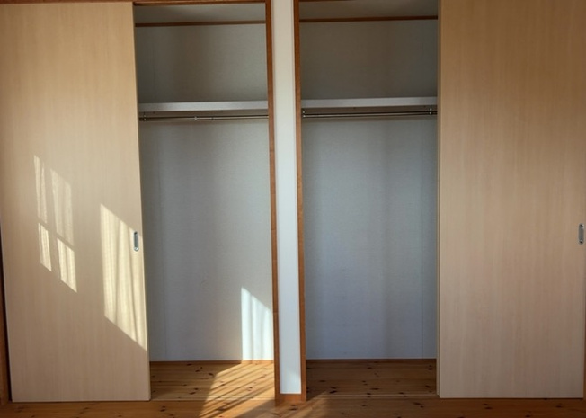 【収納】 | デザイン性を重視しすぎて収納が少なかった！なんてことにならないため、事前に現地で収納の数を確認しておくことをお勧めします。クローゼット以外にも床下収納や屋根裏収納、パントリーなどもチェックしましょう。