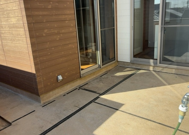 【バルコニー】 | バルコニーは、室外の専用スペースのうち、「屋根がなく開放された空間」であるものを指します。ベランダより広いタイプのものが多く、日当たりもよいため家庭菜園などを楽しみたい人にとって適した環境となります。