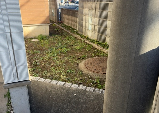 【庭】 | 庭があることでガーデニングや家庭菜園はもちろん、こどもの遊び場やペットを放して遊ぶことができます。また、家の周囲に余裕があるということです。隣地との間があれば、十分な日当たりと、風通しが確保できます。