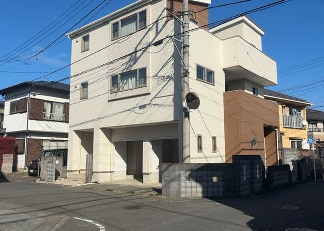 【前面道路含む現地写真】 | 住宅用の土地では前面道路に2m以上接していなければならないと法律で定められています。しかし、お持ちの車のサイズやライフスタイルなどにより、2mでは利便が悪い場合もございますので、事前に確認しましょう。