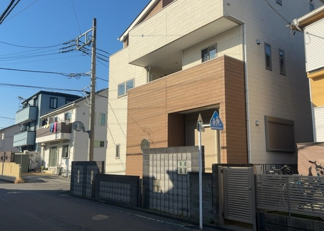 【外観】 | お持ちの車種によっては前面道路が広い方が便利でしょう。しかし、前面道路が広ければその分交通量が多くなるため、騒音などが気になる場合があります。実際に現地を見学し、周辺交通量や騒音などを確認しましょう！