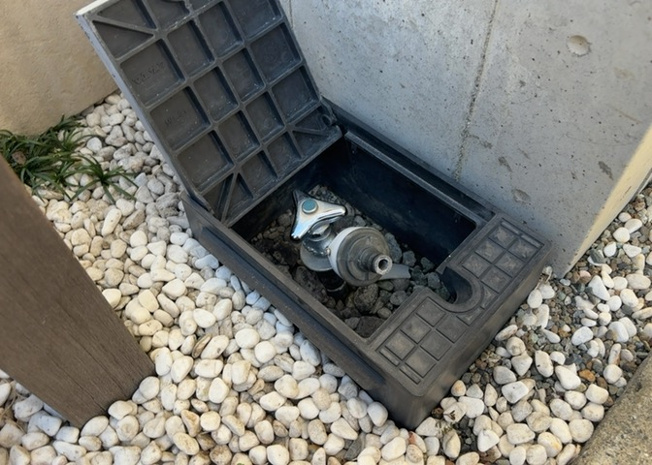 【設備】 | 敷地内に散水栓や立水栓があると便利です。水道水を直接利用できるため、水を運ぶ手間を省くことが出来ます。大量の水を必要とする洗車作業や清掃などに役立ちます。その他設備とあわせて、現地でご確認ください。