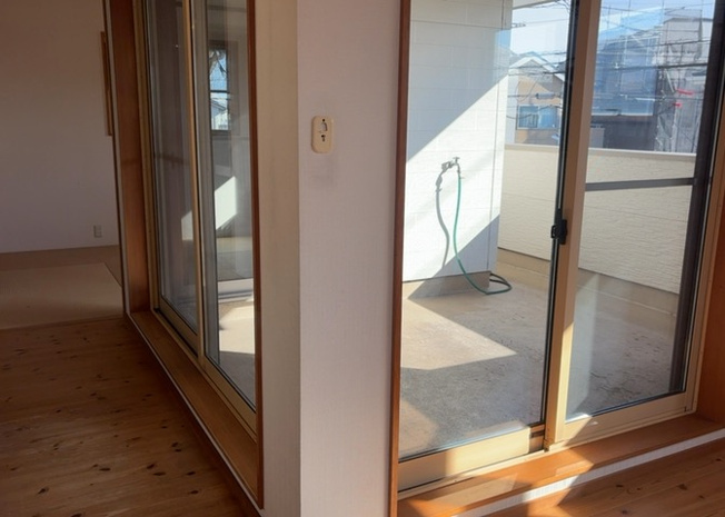 【内装】 | サッシは、ガラス窓に使用される金属製の窓枠です。一般的に住宅建築では、金属製建具工事の段階でガラス類・玄関などと同時に設置されます。種類や構造により断熱性能や遮音性能が異なるので現地でご確認ください。