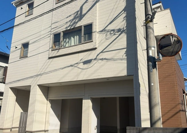 【外観】 | 木造住宅とは土台、壁、柱など建築物の強度を支える構造体の材に木が使用されている構造を指します。構造体は建物の自重を支えるだけではなく風圧や水圧、積裁荷重などあらゆる衝撃に耐えるための基礎です。
