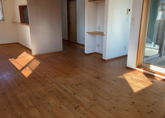 【居間・リビング】 | 直線タイプはLとDKを一直線に並べた形で対面キッチンのタイプです。一般的なのでよく見かけるかもしれません。直線タイプに似た直接アイランドタイプは、キッチンとダイニングの間に壁がない分広く感じられます。