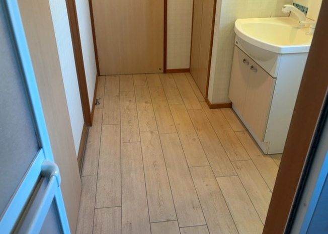 【脱衣所】 | 多くの戸建て住宅で見かける洗面脱衣所は、洗面台と洗濯機が2畳ほどのスペースに並べられていて、洗面所が脱衣所を兼ね備えている間取りが一般的です。お客様が利用することもある、パブリックな空間でもあります。