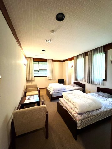 西伯郡伯耆町金屋谷　大山別荘(保養所）の洋室