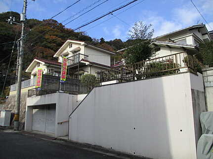 広島市西区己斐上２丁目　中古一戸建て(A)の前面道路含む現地写真