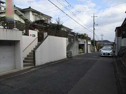 広島市西区己斐上２丁目　中古一戸建て(A)の前面道路含む現地写真