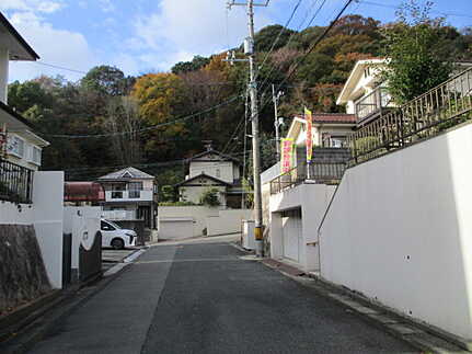 広島市西区己斐上２丁目　中古一戸建て(A)の前面道路含む現地写真