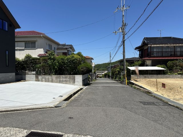 神戸市西区秋葉台3丁目新築戸建の前面道路含む現地写真