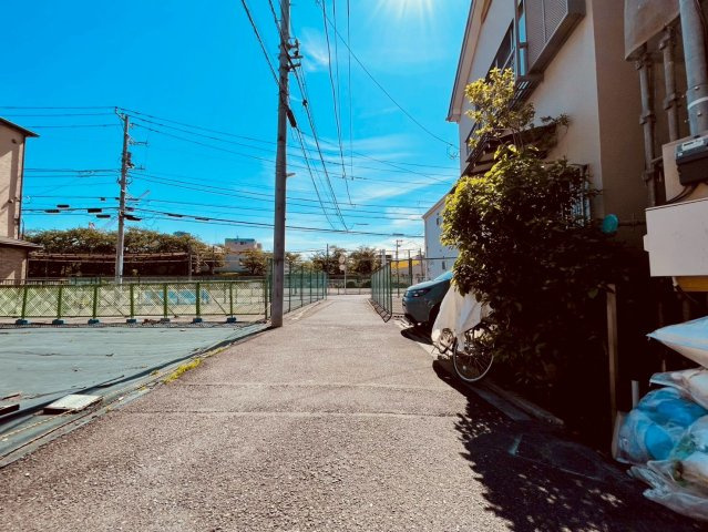 【前面道路含む現地写真】 | 荒川区荒川２丁目　新築戸建て | 見通しもよく、落ち着いた住宅街でゆったり過ごせる住環境です