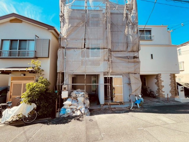 【外観】 | 荒川区荒川２丁目　新築戸建て | 【建築中】シンプルで洗練されたデザインが印象的な外観