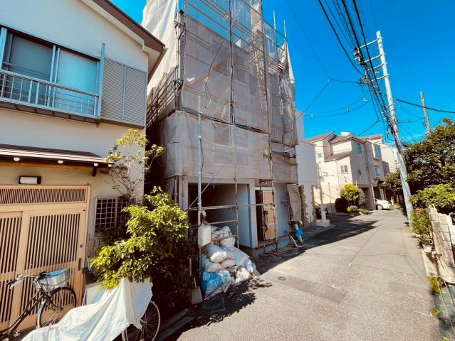 【外観】 | 荒川区荒川２丁目　新築戸建て | 【建築中】飽きのこないデザインで、永く住み続けられる外観