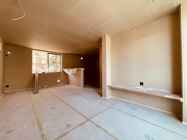 【居間・リビング】 | 荒川区荒川２丁目　新築戸建て | 【建築中】明るい陽光が差し込む、開放感あふれるLDK空間です