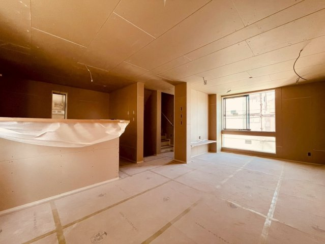 【居間・リビング】 | 荒川区荒川２丁目　新築戸建て | 【建築中】家族が自然と集まる、開放感あふれる空間です