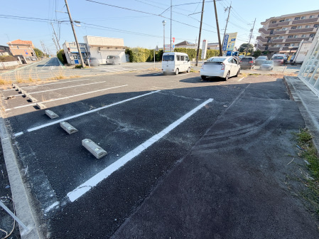 根洗町貸店舗　南棟の駐車場