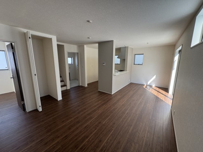 【居間・リビング】 | うるま市与那城屋慶名（全3棟）3号棟 | 3号棟　LDK16.5帖♪リビング収納＋リビング階段♪