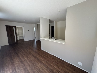 【居間・リビング】 | うるま市与那城屋慶名（全3棟）3号棟 | 3号棟　LDK16.5帖♪リビング収納＋リビング階段♪