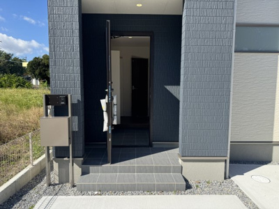 【玄関】 | うるま市与那城屋慶名（全3棟）3号棟 | 3号棟　スマートキー付き♪