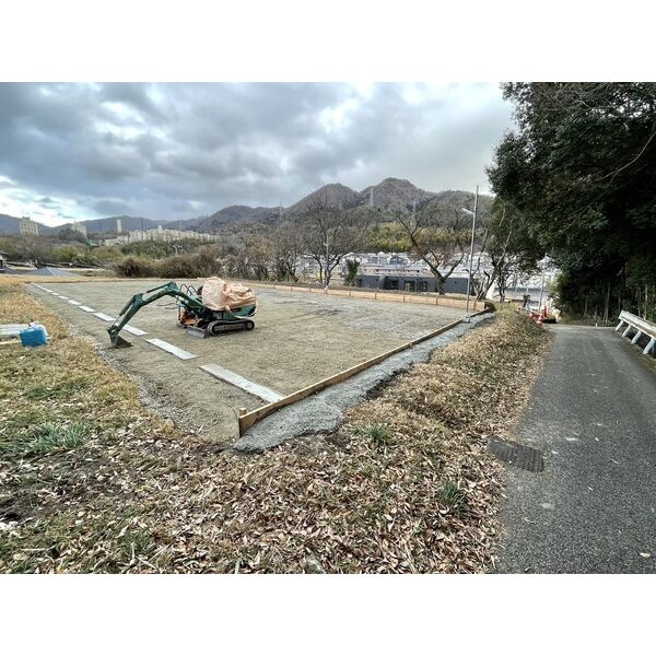 ザ・アパートメント谷上の駐車場