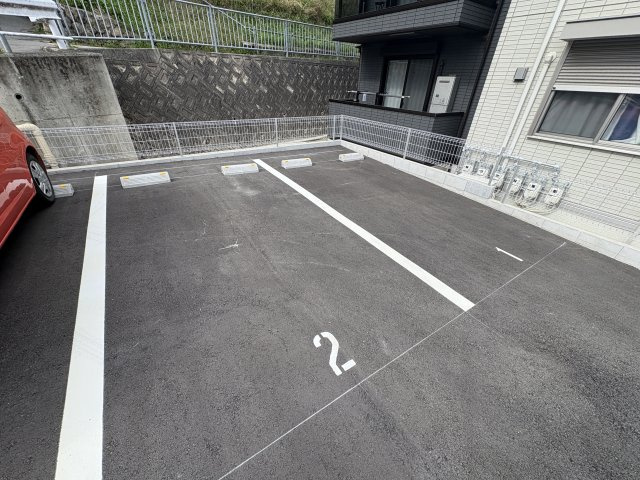 ザ・アパートメント谷上の駐車場