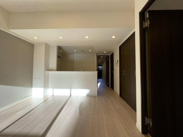 駅に近すぎも良くない！この３分がちょうど良い『コスモ星川パークステージ』リノベーション』の居間・リビング