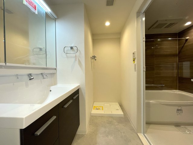 駅に近すぎも良くない！この３分がちょうど良い『コスモ星川パークステージ』リノベーション』の脱衣所|独立洗面化粧台付き