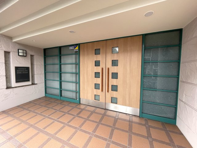 駅に近すぎも良くない！この３分がちょうど良い『コスモ星川パークステージ』リノベーション』のエントランス|毎日通るエントランスはこのようになっています