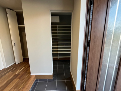 【玄関】 | 星和台４丁目　新築戸建 | シューズクロークも広いのでご家族分の靴が収納できます。
