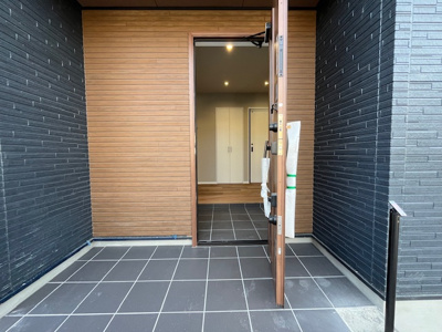 【玄関】 | 星和台４丁目　新築戸建 | 玄関ポーチも広く、庇があるので雨にも濡れずに済みます。