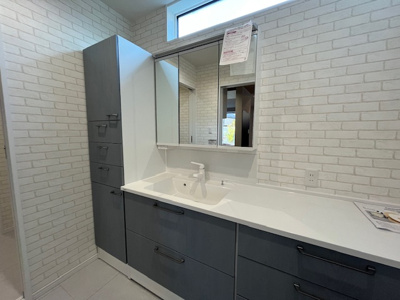 【独立洗面台】 | 星和台４丁目　新築戸建 | 大きな独立洗面台です。収納も大きいのでゆったりお使いいただけます。
