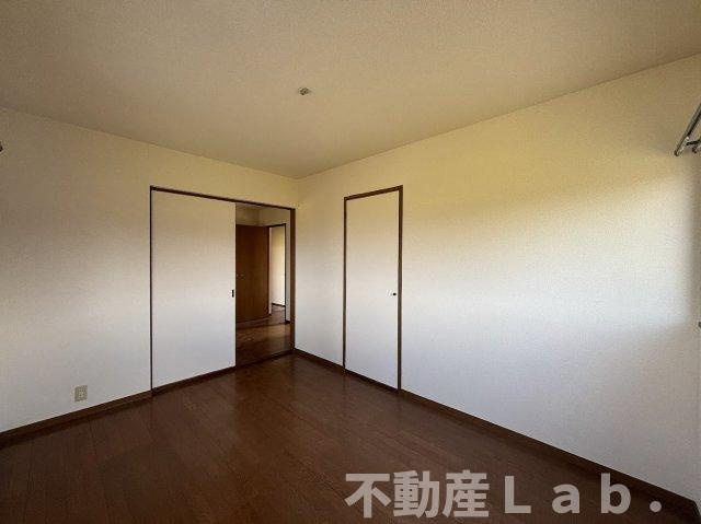 ハイツ渡辺の洋室