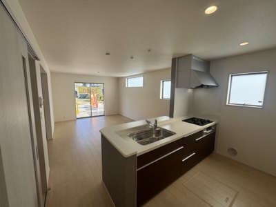 【キッチン】 | うるま市与那城屋慶名（全3棟）1号棟 | 1号棟　使いやすいシステムキッチン♪