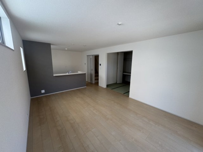 【居間・リビング】 | うるま市与那城屋慶名（全3棟）1号棟 | 1号棟　LDK16帖＋畳コーナー3帖付き♪