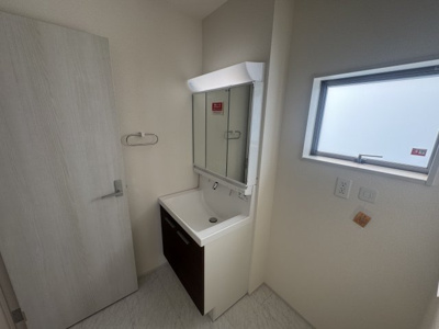 【独立洗面台】 | うるま市与那城屋慶名（全3棟）1号棟 | 1号棟　三面鏡付き洗髪洗面化粧台♪