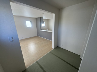 【居間・リビング】 | うるま市与那城屋慶名（全3棟）1号棟 | 1号棟　LDK16帖＋畳コーナー3帖付き♪