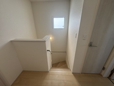 【内装】 | うるま市与那城屋慶名（全3棟）1号棟 | 1号棟　採光付き階段♪