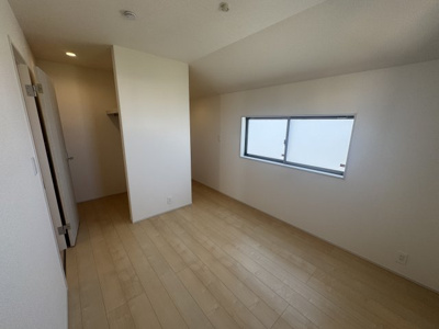 【洋室】 | うるま市与那城屋慶名（全3棟）1号棟 | 1号棟　洋室5.2帖＋WIC×2ヶ所♪