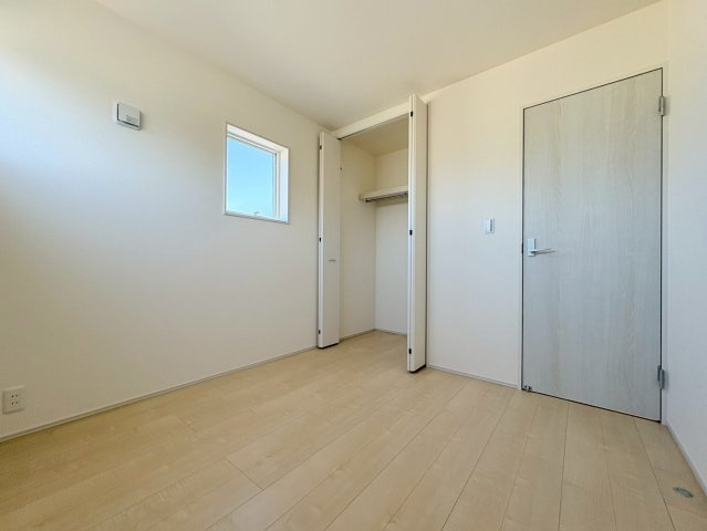 リーブルガーデン　各務原市川島小網町第２　全４区画分譲の洋室|全居室にたっぷり収納できる大型クローゼット、居室部分の窓ガラスには間に空気層を設けたペアガラスを採用。
高い断熱性と共にガラス面の結露対策にも効果を発揮します。