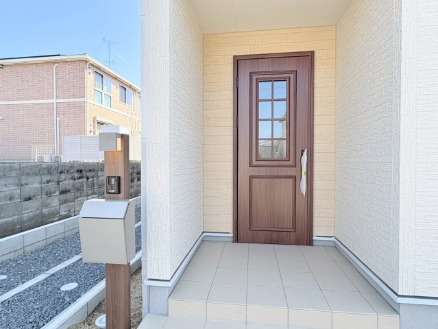 リーブルガーデン　各務原市川島小網町第２　全４区画分譲の玄関|【ピッキング防止機能付き玄関ドア錠】玄関ドアの鍵は上下に２つあり、内側の下段は脱着サムターンキー。
鍵を不正に開錠されても、もう１つの鍵でピッキングを防ぎます。防犯性の高い仕様になっています。