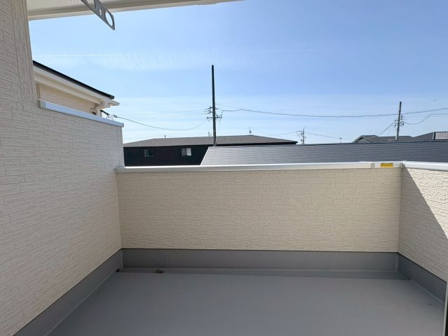 リーブルガーデン　各務原市川島小網町第２　全４区画分譲のバルコニー|バルコニーは南向きで洗濯物もよく乾きます！強度と表面積硬度を持つFPRで防水しています。