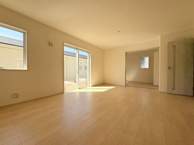 リーブルガーデン　各務原市川島小網町第２　全４区画分譲の居間・リビング|明るい日差しをふんだんに取り込んだリビングダイニングは家族の笑顔につつまれた素敵な空間になります。
一建設の家は精度が高く丈夫な工法を採用し、「住宅トップランナー基準」に対応しています。