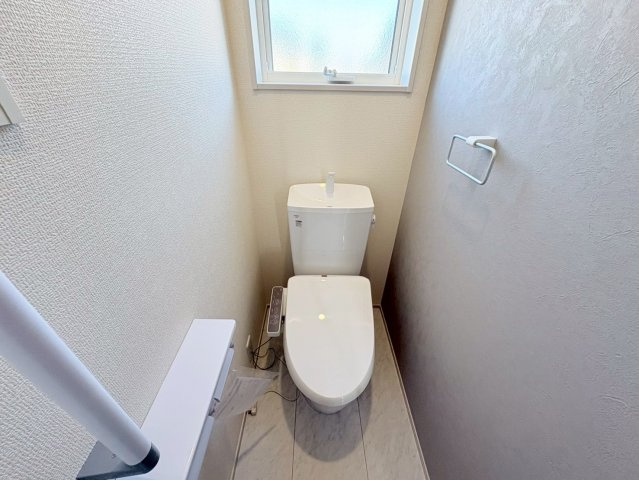 リーブルガーデン　各務原市川島小網町第２　全４区画分譲のトイレ|超表面平滑加工とイオンパワーの「セフィオンテクト」加工で、汚れが付きにくく落ちやすい仕様で清潔です。
便器にフチがないので汚れが隠れて見えない部分がありません。お手入れがとってもラクラクです。