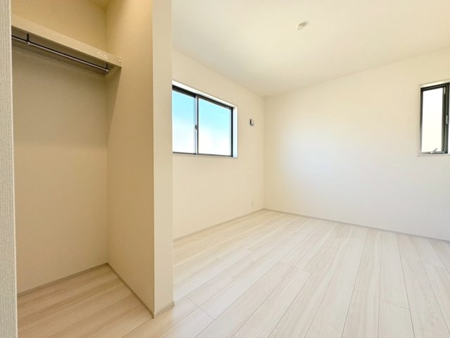 リーブルガーデン　各務原市川島小網町第２　全４区画分譲の洋室|全居室にたっぷり収納できる大型クローゼット、居室部分の窓ガラスには間に空気層を設けたペアガラスを採用。
高い断熱性と共にガラス面の結露対策にも効果を発揮します。