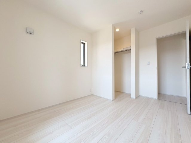 リーブルガーデン　各務原市川島小網町第２　全４区画分譲の洋室|すべての居室にはたっぷり収納できる大型のクローゼット、各室に２４時間換気システムを設置しています。
排気ファンから低風量で24時間強制排気し、家の中の空気をいつも新鮮に保ちます。
