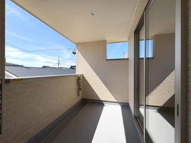 リーブルガーデン　各務原市川島小網町第２　全４区画分譲のバルコニー|バルコニーは南向きで洗濯物もよく乾きます！強度と表面積硬度を持つFPRで防水しています。