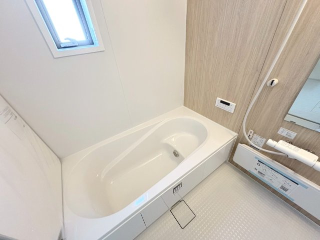 リーブルガーデン　各務原市川島小網町第２　全４区画分譲の浴室|明るく清潔感がある浴室。浴槽は環境にやさしい節水タイプ。浴槽内ステップで半身浴、親子入浴も安心です。
洗い場の床は乾きやすく滑りにくい快適仕様、水はけが良くカビの発生を軽減できます。
