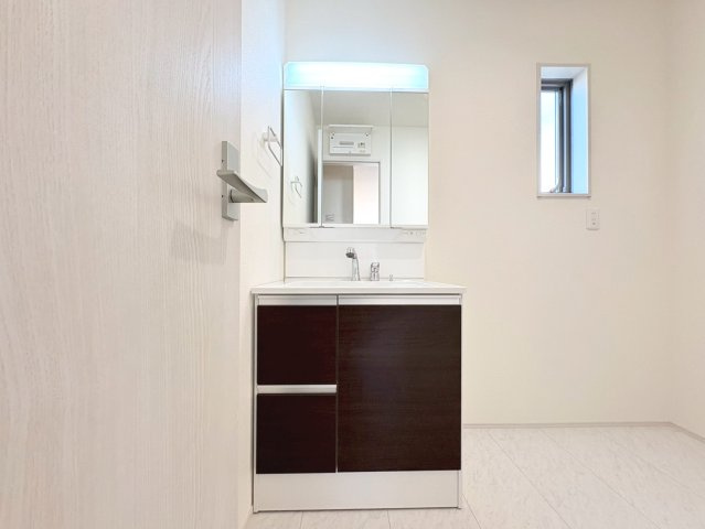リーブルガーデン　各務原市川島小網町第２　全４区画分譲の独立洗面台|洗面化粧台 幅 750mm、軽く割れにくい洗面ボールと場所をとらないコンパクト設計の本体キャビネットです。
ミラー扉の内側は全て収納スペースです。リフトアップシャワーを採用し両手が自由に使えます