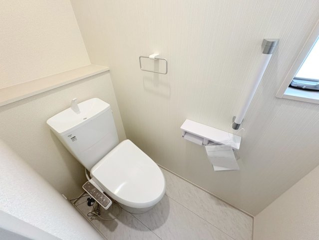 リーブルガーデン　各務原市川島小網町第２　全４区画分譲のトイレ|超表面平滑加工とイオンパワーの「セフィオンテクト」加工で、汚れが付きにくく落ちやすい仕様で清潔です。
便器にフチがないので汚れが隠れて見えない部分がありません。お手入れがとってもラクラクです。